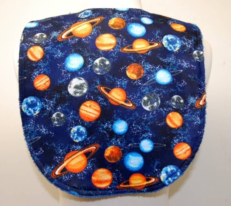 Jugend/Junior-Lätzchen - Junge Besondere Bedürfnisse, Zhirnlähmung, Epilepsie, Krampfanfälle, Sabbern, 14-Zoll Halsöffnung Planeten Und Monde von beyondquilts