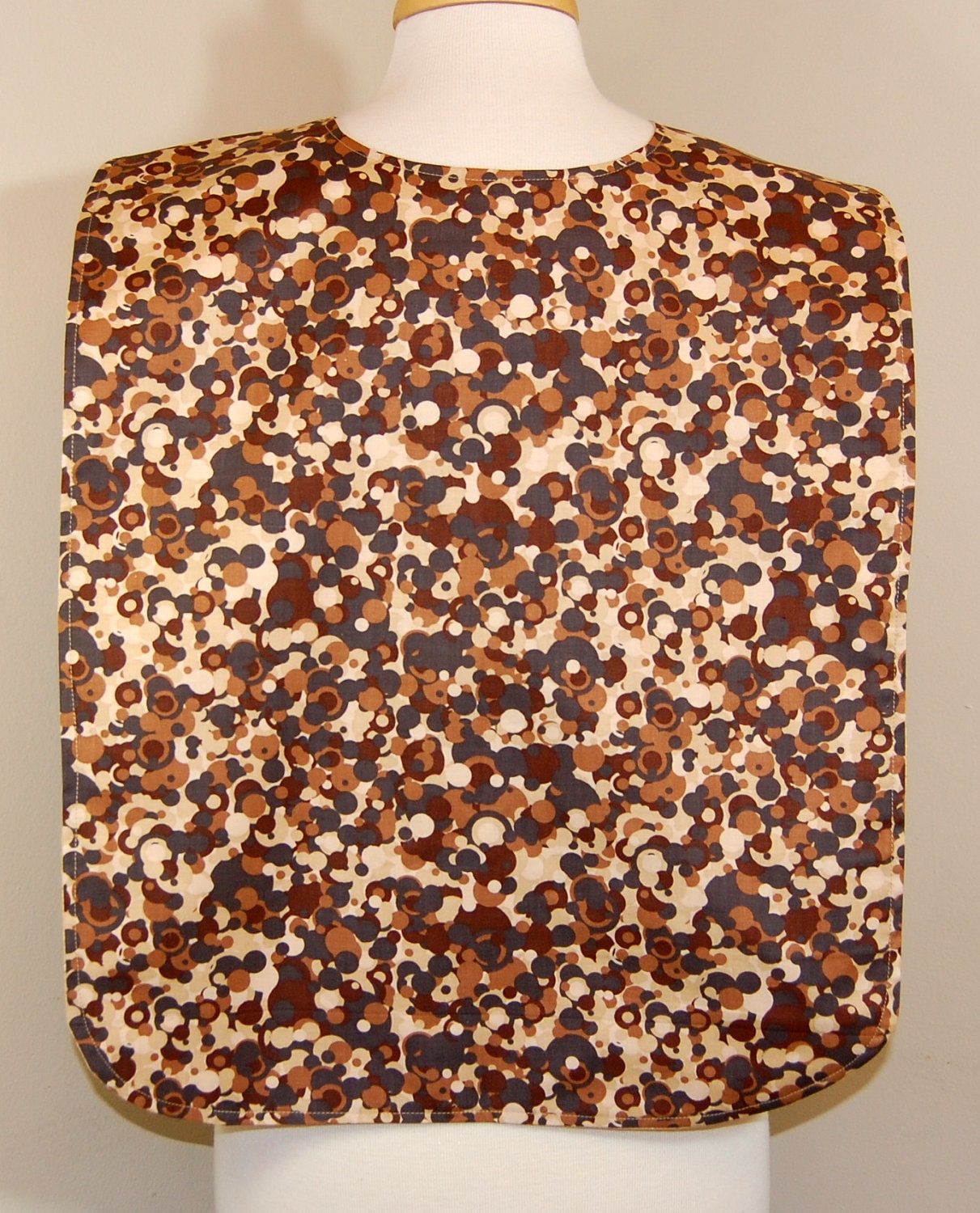 Lätzchen Für Erwachsene/Kleidungsschutz Männer/Maskuline Lätzchen, Lange Länge, Vatertag, Papa Geburtstag Braune Und Hellbraune Kreise Auf Creme von beyondquilts