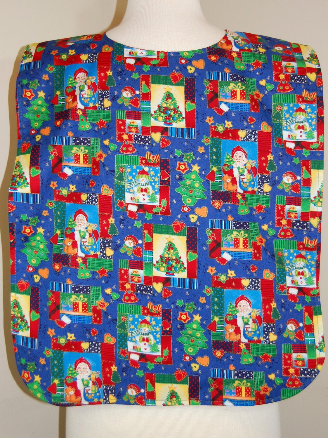 Weihnachten - Erwachsenen Rib Bib/Kleidung Beschützer. Schmink-Lätzchen, Drool Lätzchen, Lange Länge Weihnachtsmann Und Schneemann Patchwork Auf Blau von beyondquilts