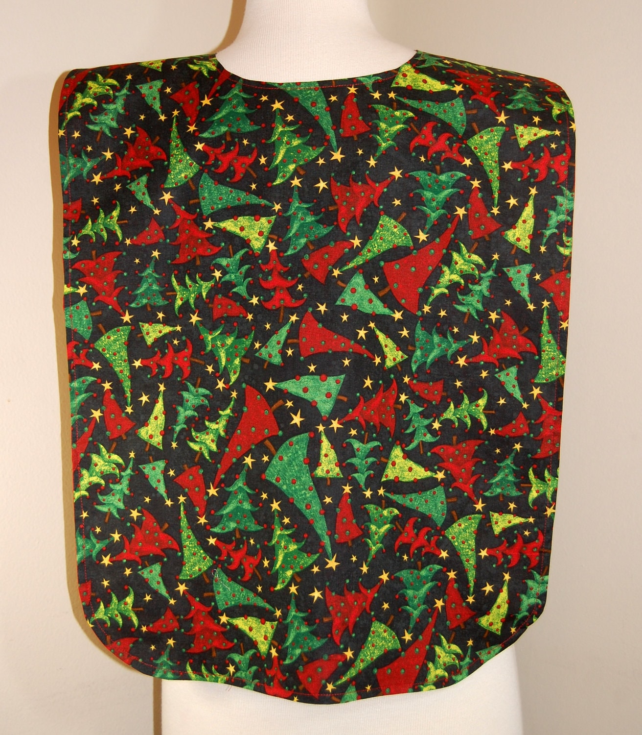 Weihnachten - Erwachsener Rib Lätzchen/Kleidung Beschützer/Make-Up Lätzchen, Lang Länge Grüne Und Rote Weihnachtsbäume Auf Schwarz von beyondquilts