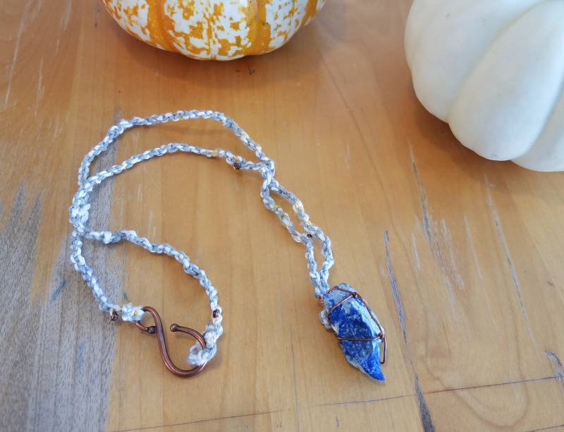 Hanf Und Lapis Lazuli Kette, "Pfeilspitze" Hanf Und Lapis Lazuli Kette, "Pfeilspitze" von bhenderson145