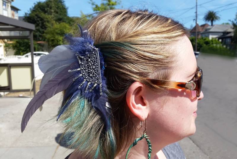 Kobaltblau, Lavendel Und Grau Federn Fascinator Mit Silber Medaillon Akzent, "Giselle" Kobaltblau, Lavendel Und Grau Federn Fascinator Mit Silber Medaillon Akzent, "Giselle" von bhenderson145