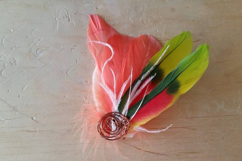 Korallen Und Kalk Papagei Federn Fascinator Mit Kupfer Akzent, "Dahlie" Korallen Und Kalk Papagei Federn Fascinator Mit Kupfer Akzent, "Dahlie" von bhenderson145