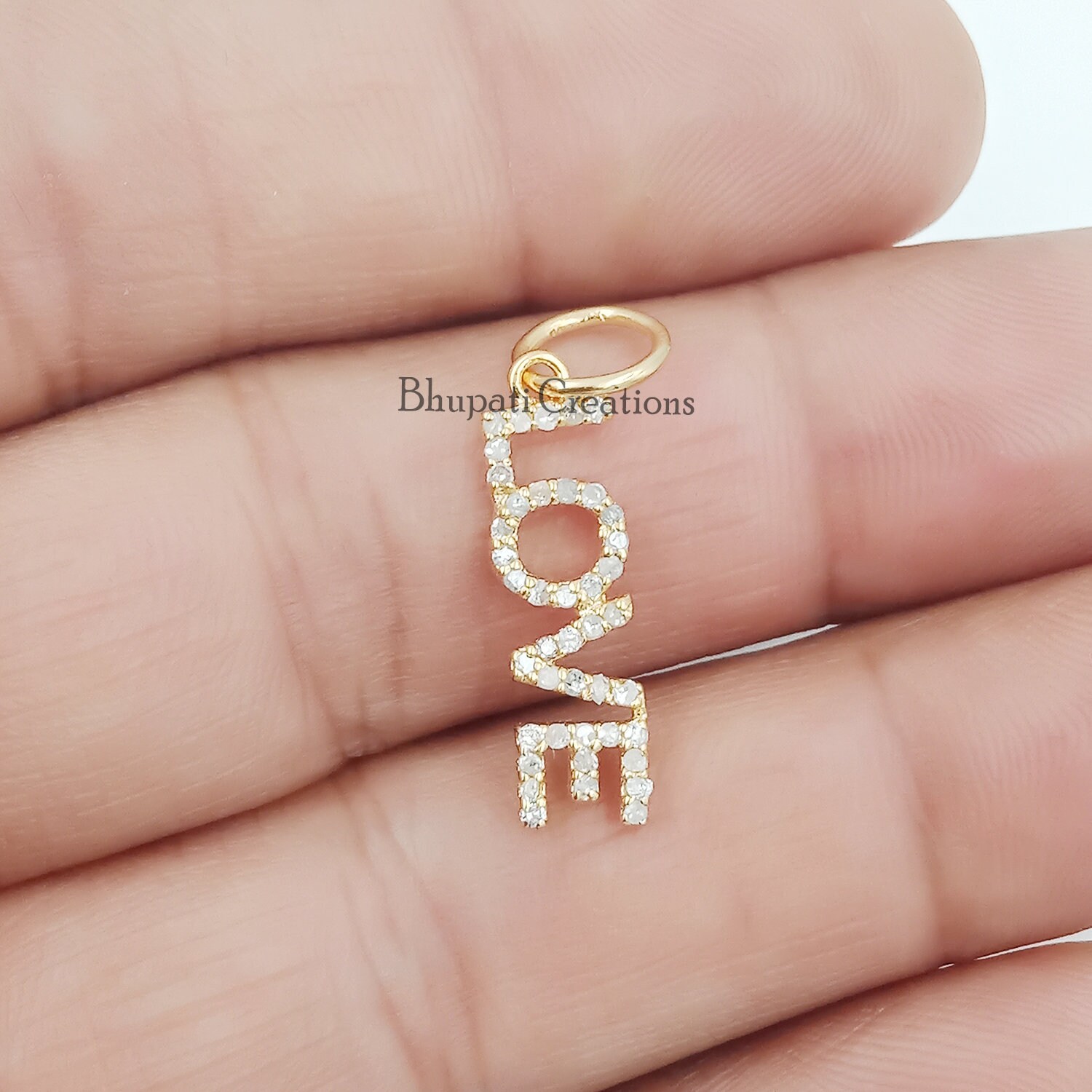 Pave Diamond Letter Initial Anhänger, Alphabet Charms Blume 14 Karat Gold Mikron Plating Anhänger von bhupaticreations