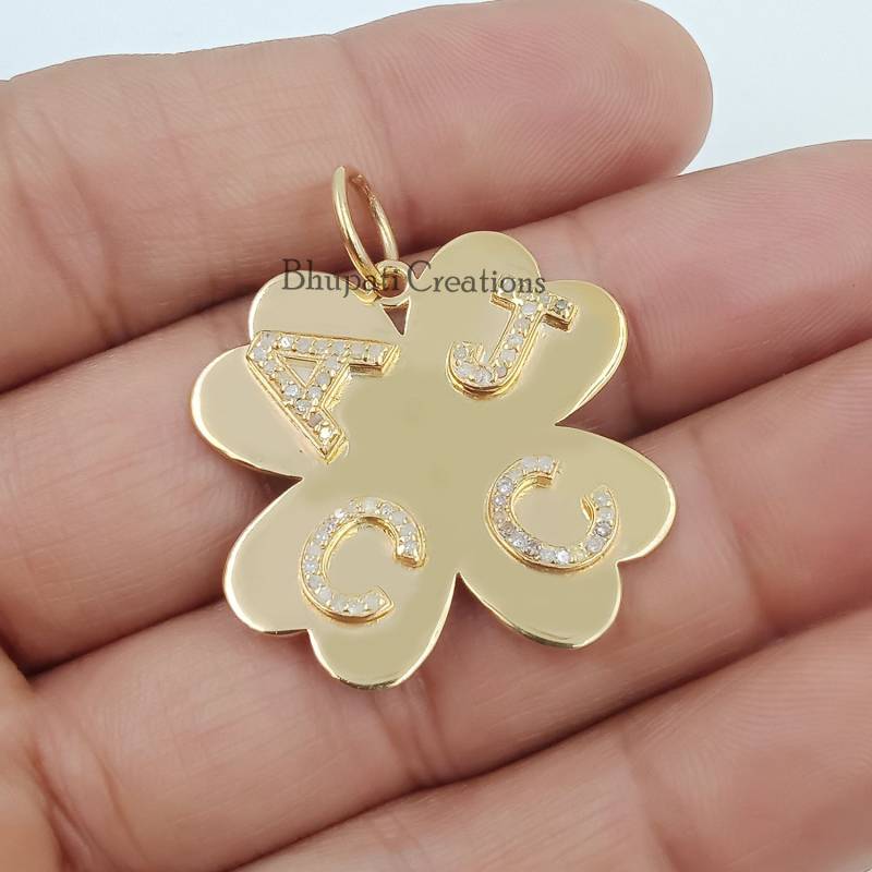 Pave Diamond Letter Initial Anhänger, Alphabet Charms Blume 14 Karat Gold Mikron Plating Anhänger von bhupaticreations