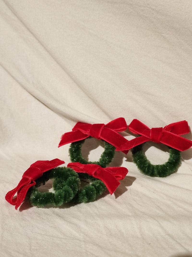 Adventskranz Brosche | Mit Kleiner Anstecknadel | Weihnachtskranz-Brosche von bigteethhandicrafts