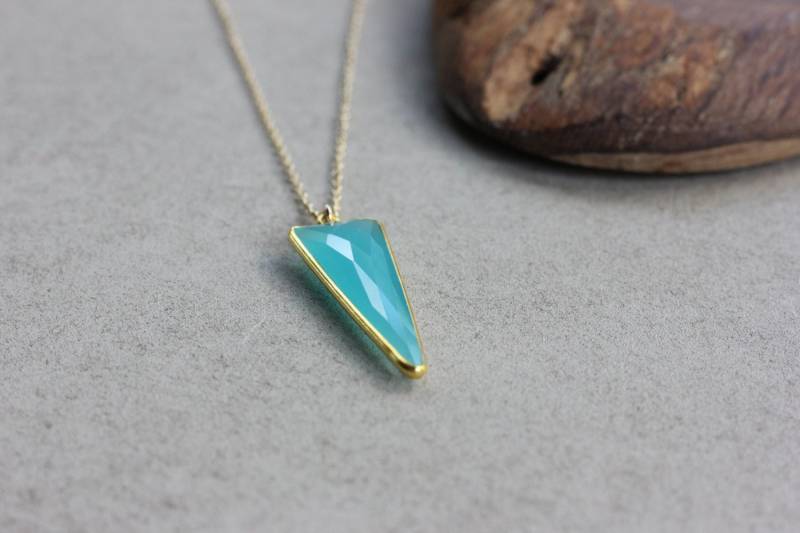 Aqua Blauer Chalcedon Dreieck Anhänger Halskette - 14K Goldfilled Aqua Blauer Chalcedon Dreieck Anhänger Halskette - 14K Goldfilled von bijouxbydesif