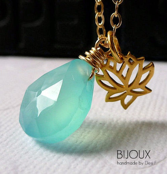 Lotus Blume Und Aqua Blau Chalcedon Gold Halskette Lotus Blume Und Aqua Blau Chalcedon Gold Halskette von bijouxbydesif