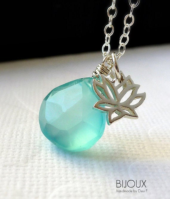 Lotus Blume Und Aqua Blauer Chalcedon Silber Halskette Lotus Blume Und Aqua Blauer Chalcedon Silber Halskette von bijouxbydesif