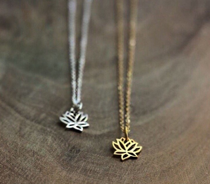 Winzige Lotus Blume Halskette - Ihre Wahl Gold Oder Silber Winzige Lotus Blume Halskette - Ihre Wahl Gold Oder Silber von bijouxbydesif