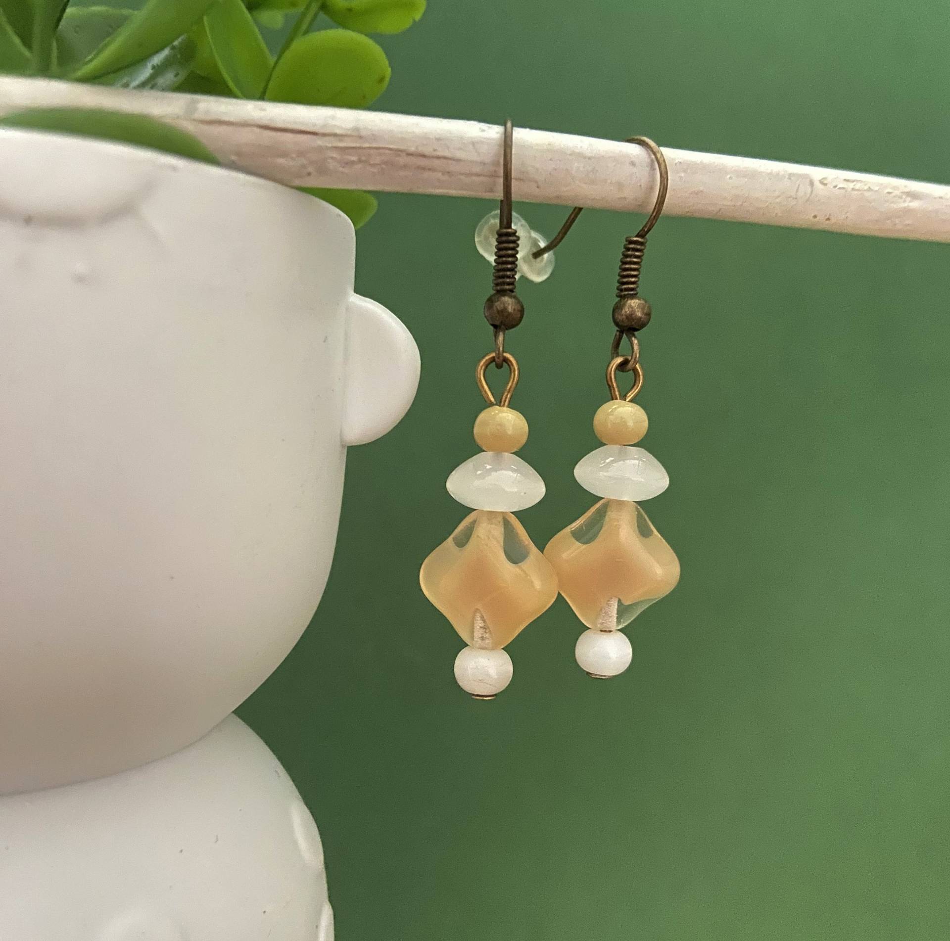 Beige-Weiße Kleine Diamantohrringe von bijouxbymaeva