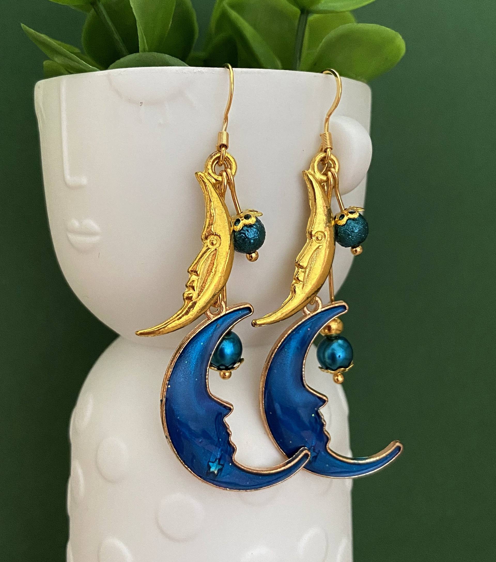 Blaue Und Goldene Mondohrringe, Designer-Modeschmuck, Thema Sterne Himmelsformen Blaue Und Goldene Mondohrringe, Designer-Modeschmuck, Thema Sterne Himmelsformen von bijouxbymaeva