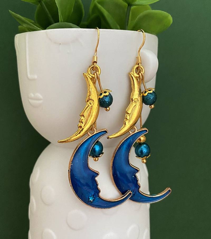 Blaue Und Goldene Mondohrringe, Designer-Modeschmuck, Thema Sterne Himmelsformen Blaue Und Goldene Mondohrringe, Designer-Modeschmuck, Thema Sterne Himmelsformen von bijouxbymaeva