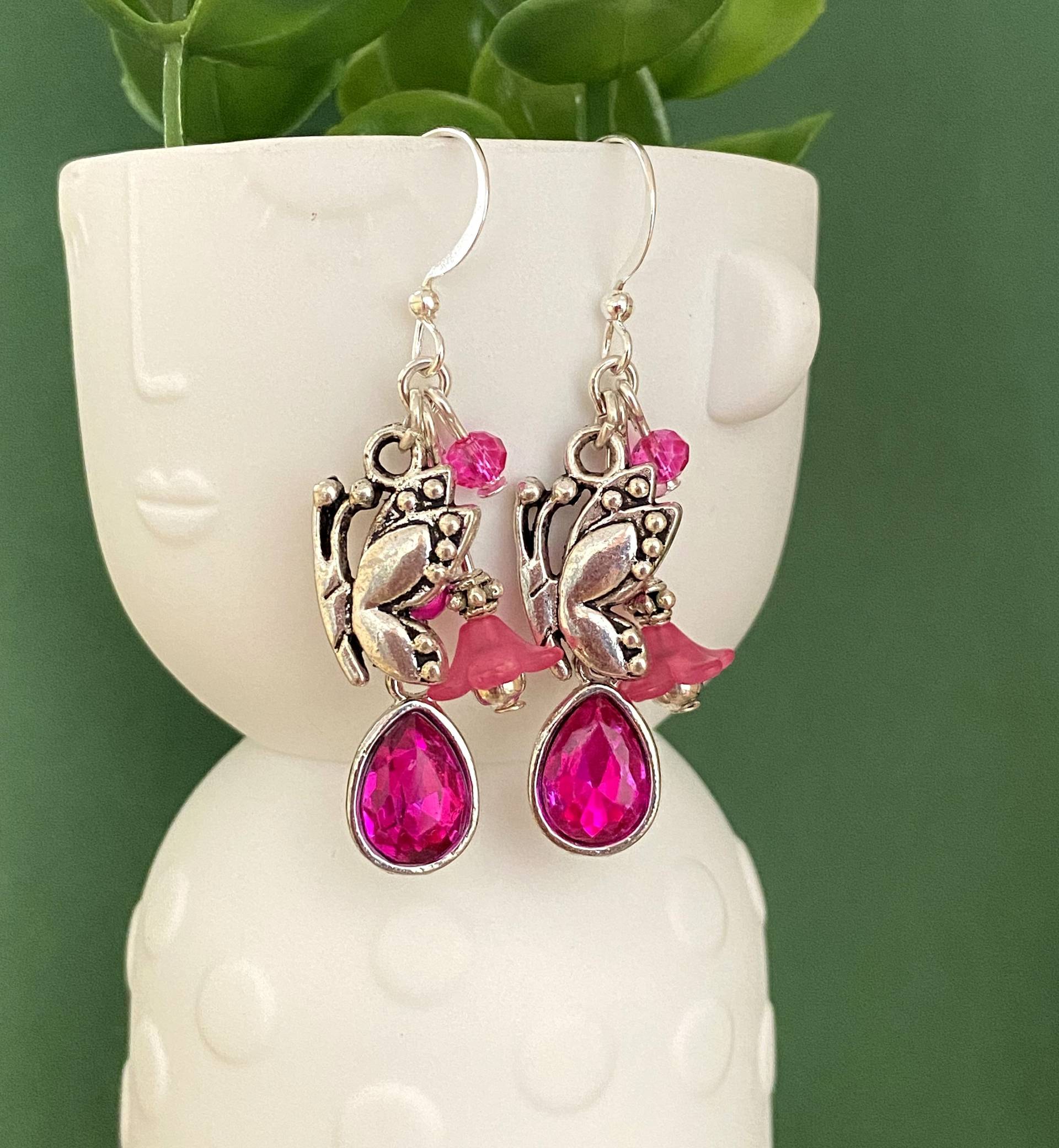 Fuchsia Modeschmuck, Fuchsiafarbene Ohrringe, Perlen Und Tropfen, Schmetterlingsmotiv Fuchsia Modeschmuck, Fuchsiafarbene Ohrringe, Perlen Und Tropfen, Schmetterlingsmotiv von bijouxbymaeva