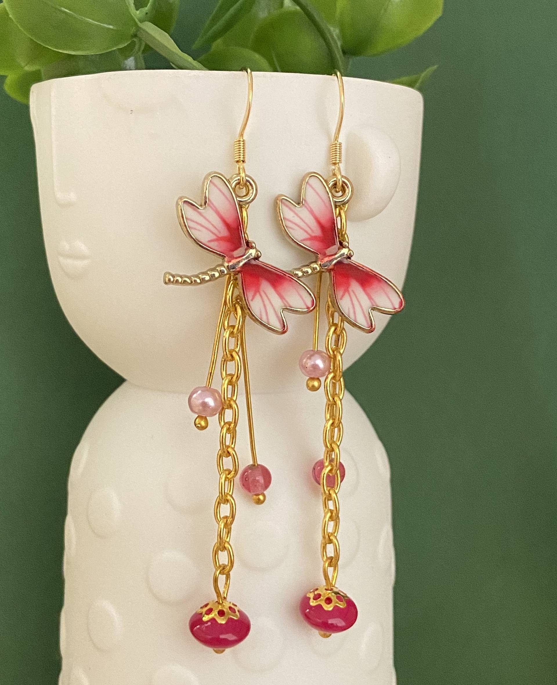 Fuchsienrosa Modeschmuck, Goldene Ohrhänger Mit Perlen, Libellenmotiv, Damenmodeschmuck Fuchsienrosa Modeschmuck, Goldene Ohrhänger Mit Perlen, Libellenmotiv, Damenmodeschmuck von bijouxbymaeva