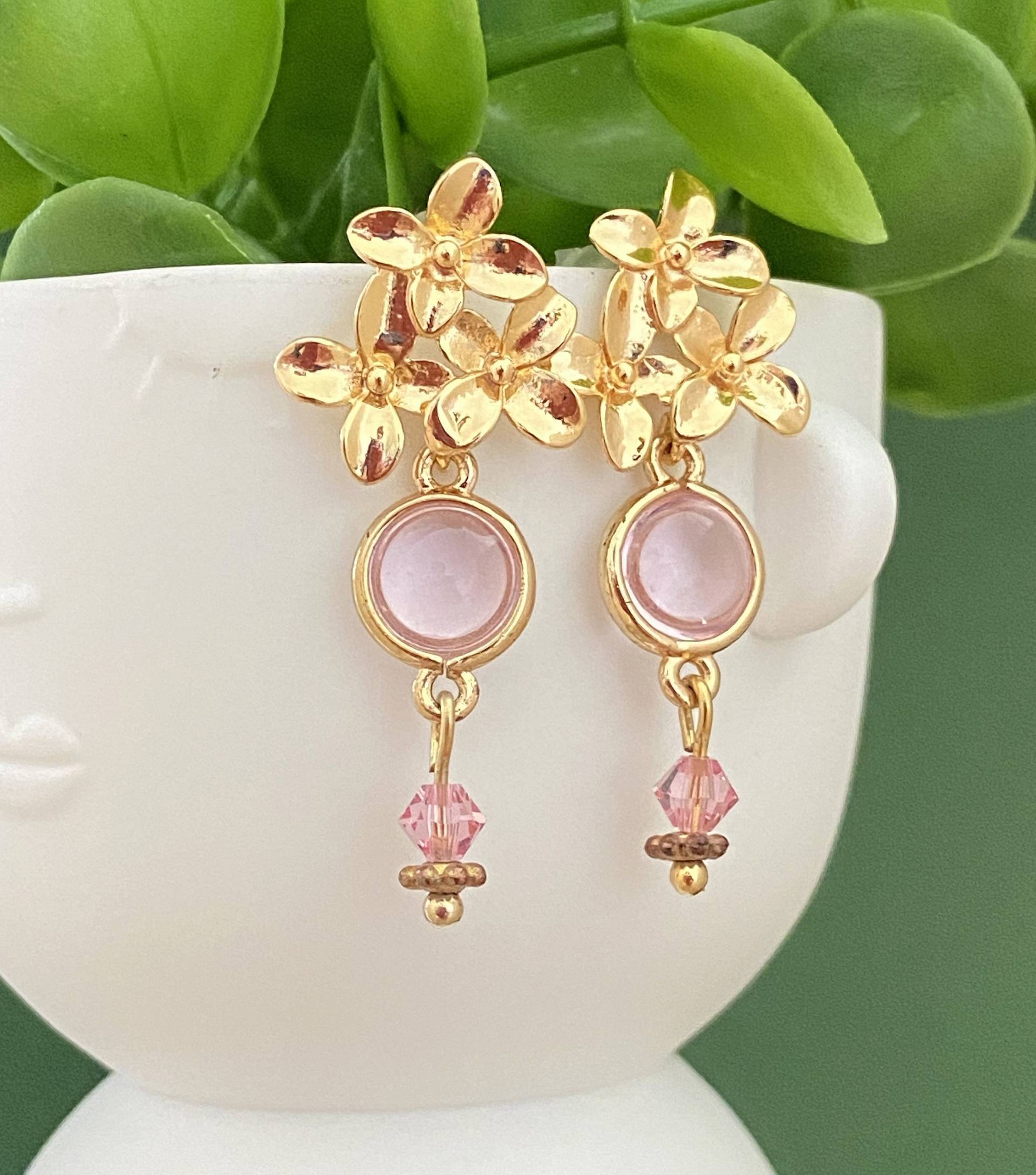 Goldene Blumenohrstecker Mit Hellrosa Perlen, Rosa Modeschmuck von bijouxbymaeva
