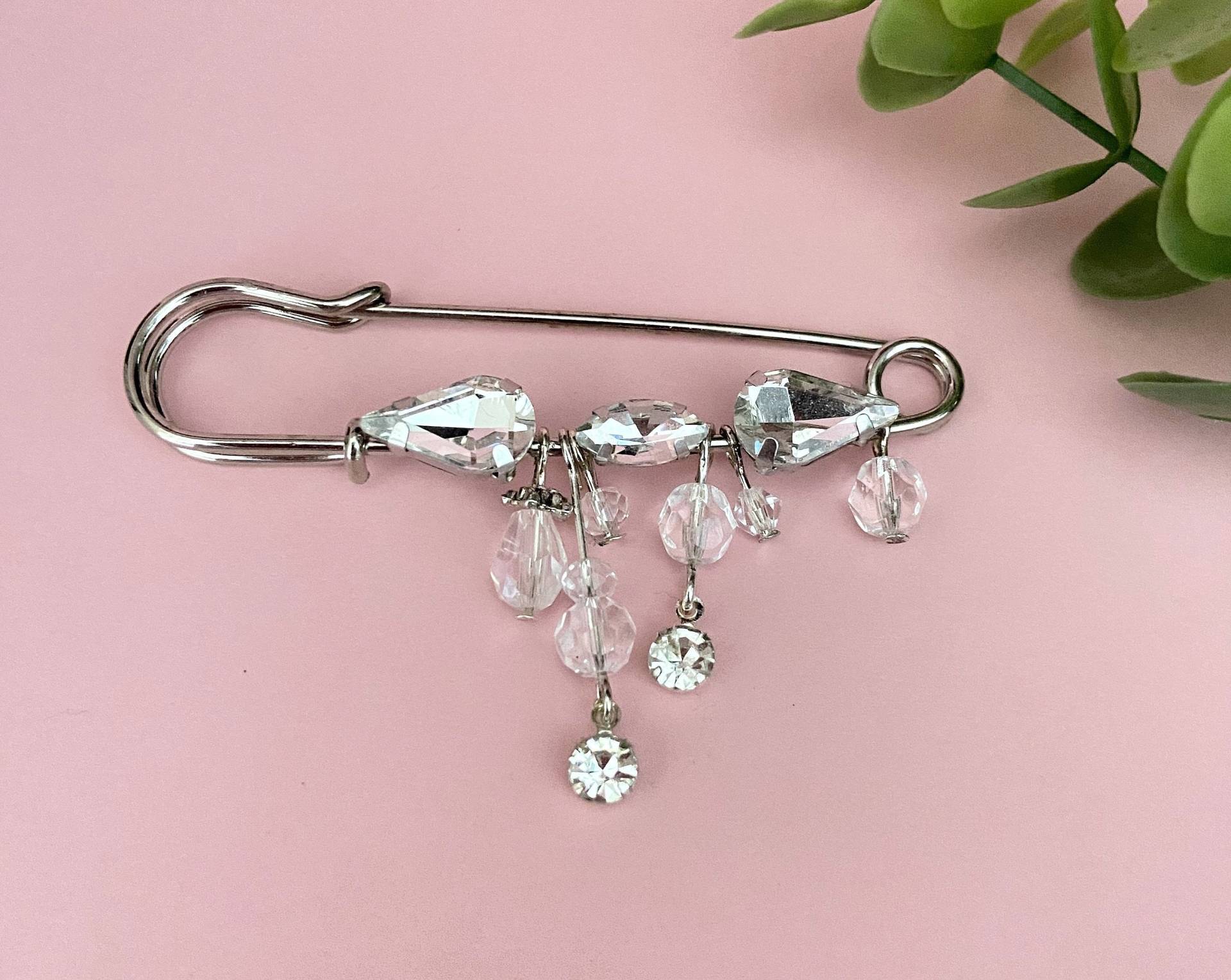 Hochzeitsschmuck, Brautaccessoires, Schleppen Für Brautkleider Oder Transparente Perlen - Und Strassbroschen Hochzeitsschmuck, Brautaccessoires, Schleppen Für Brautkleider Oder Transparente Perlen - Und Strassbroschen von bijouxbymaeva