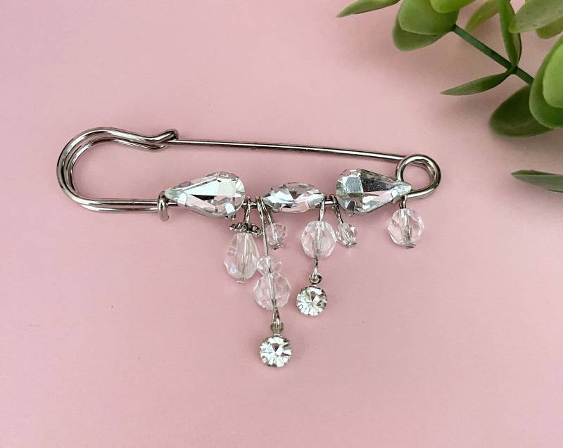 Hochzeitsschmuck, Brautaccessoires, Schleppen Für Brautkleider Oder Transparente Perlen - Und Strassbroschen Hochzeitsschmuck, Brautaccessoires, Schleppen Für Brautkleider Oder Transparente Perlen - Und Strassbroschen von bijouxbymaeva