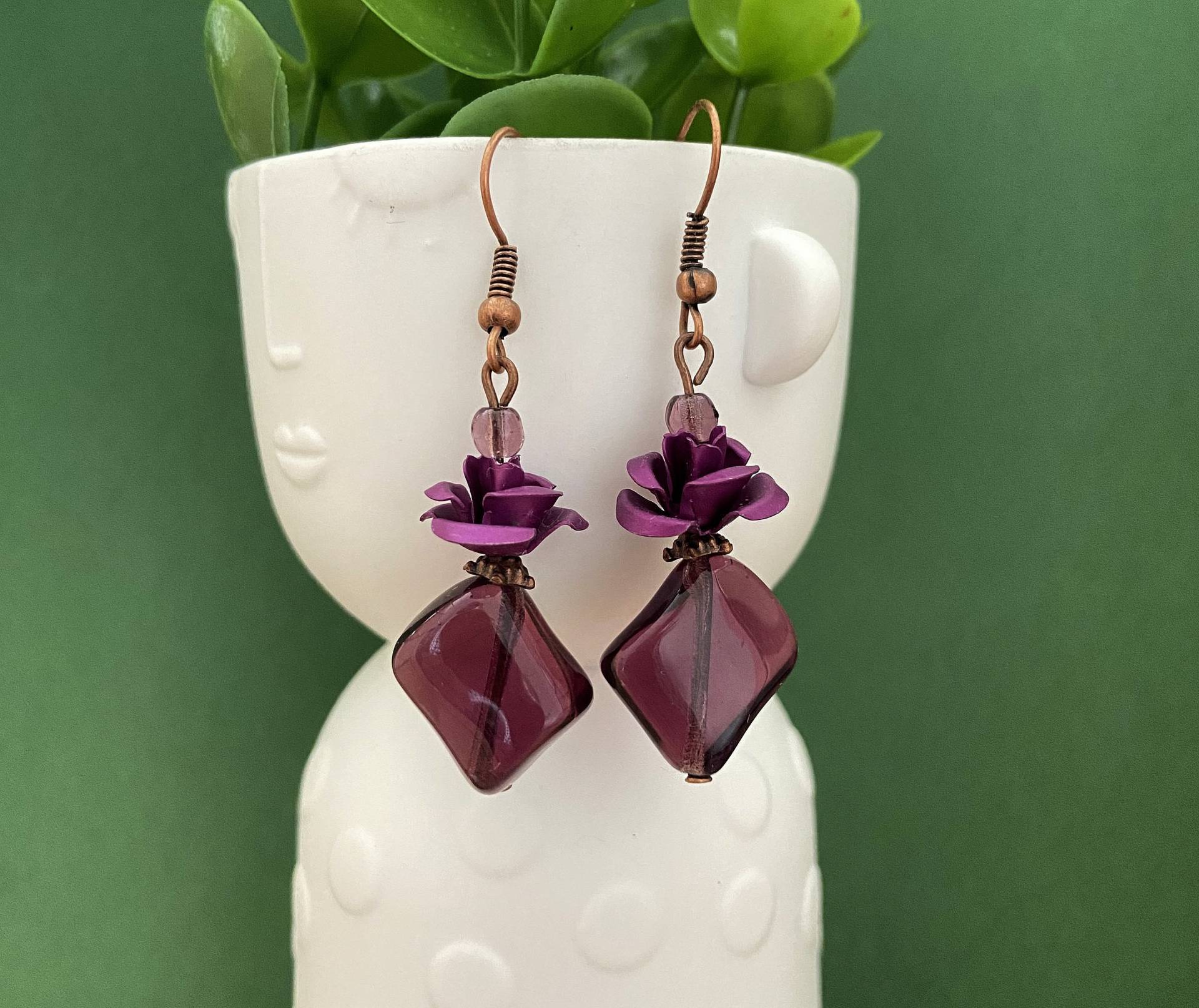 Mauvefarbener Modeschmuck, Perlen - Und Aluminiumblumenohrringe in Der Farbe Pflaume/Mauve Mauvefarbener Modeschmuck, Perlen - Und Aluminiumblumenohrringe in Der Farbe Pflaume/Mauve von bijouxbymaeva