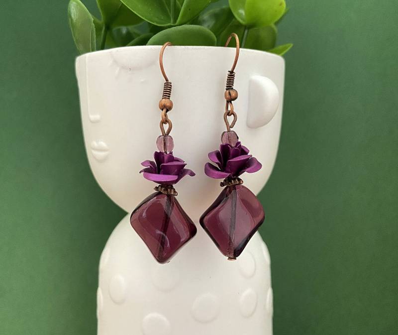Mauvefarbener Modeschmuck, Perlen - Und Aluminiumblumenohrringe in Der Farbe Pflaume/Mauve Mauvefarbener Modeschmuck, Perlen - Und Aluminiumblumenohrringe in Der Farbe Pflaume/Mauve von bijouxbymaeva