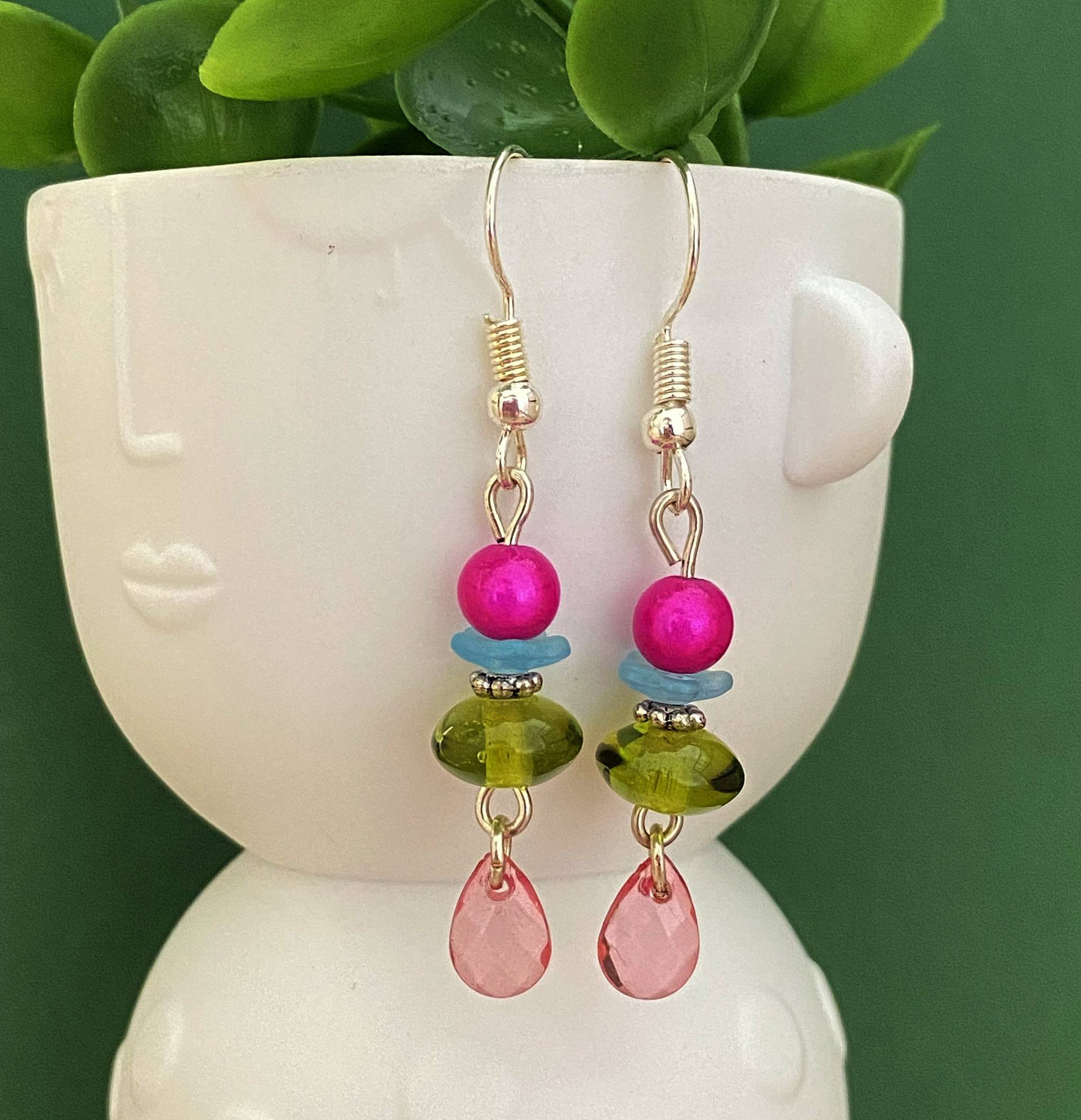 Mini-Perlenohrringe in Fuchsia-Rosa, Türkis Und Grün Mini-Perlenohrringe in Fuchsia-Rosa, Türkis Und Grün von bijouxbymaeva
