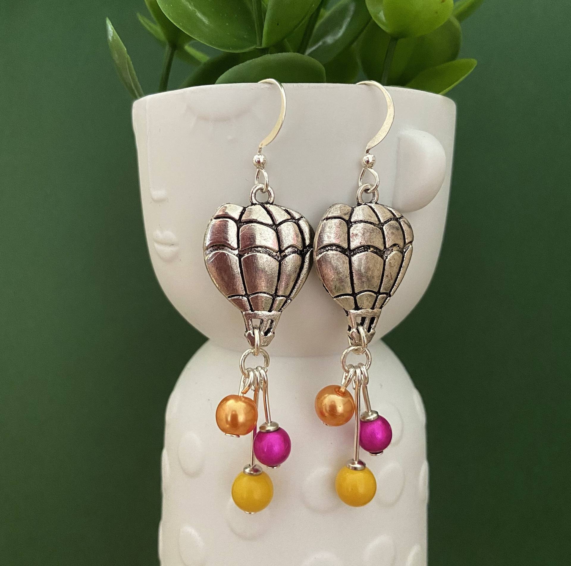 Modeschmuck, Ohrringe Mit Heißluftballon-Motiv, Perlen in Fuchsie, Orange Und Gelb, Damenschmuck Abenteuerreise-Motiv Modeschmuck, Ohrringe Mit Heißluftballon-Motiv, Perlen in Fuchsie, Orange Und Gelb, Damenschmuck Abenteuerreise-Motiv von bijouxbymaeva