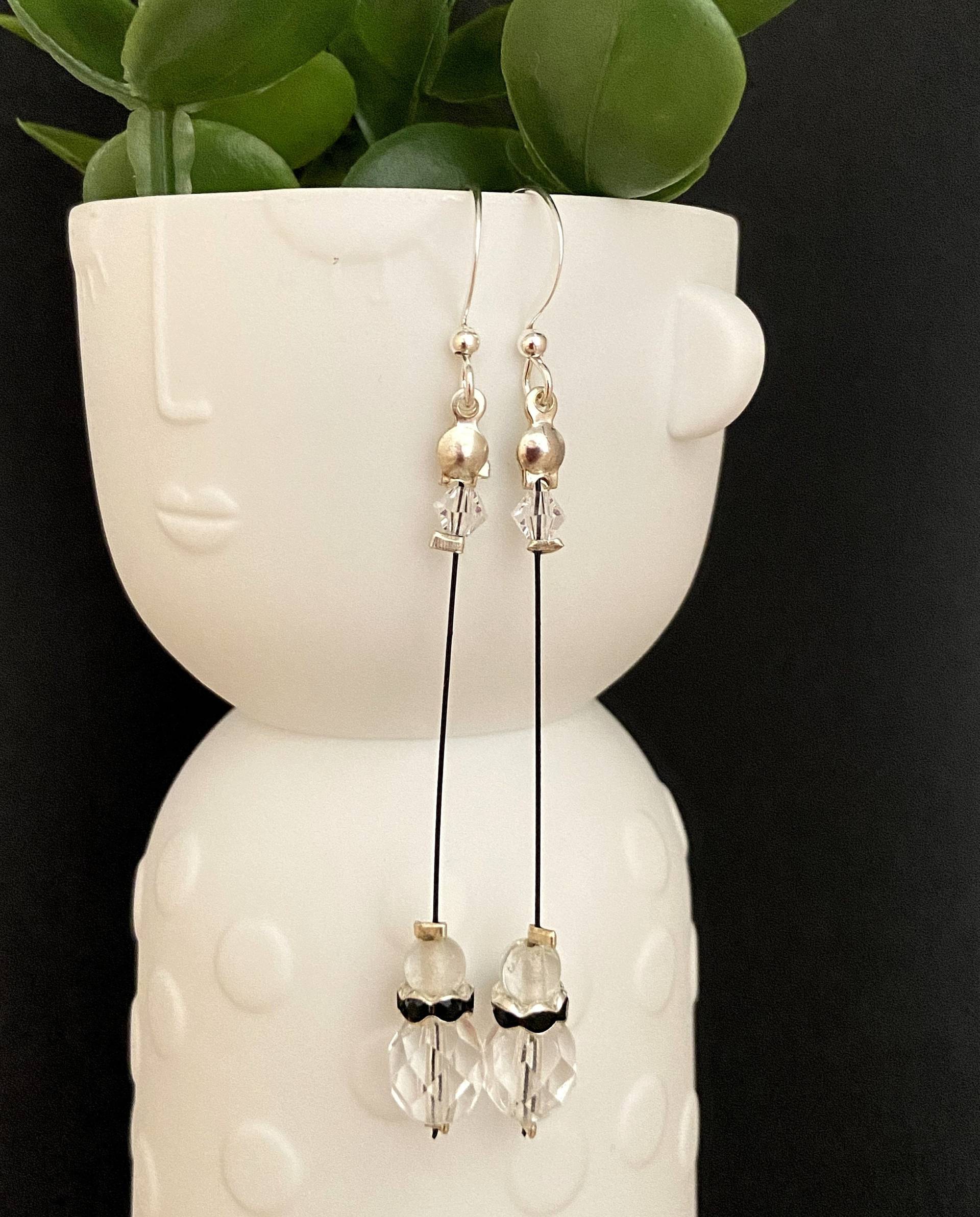 Modeschmuck-Ohrringe Aus Schwarzem Draht, Transparenten Perlen Und Schwarzen Strasssteinen von bijouxbymaeva