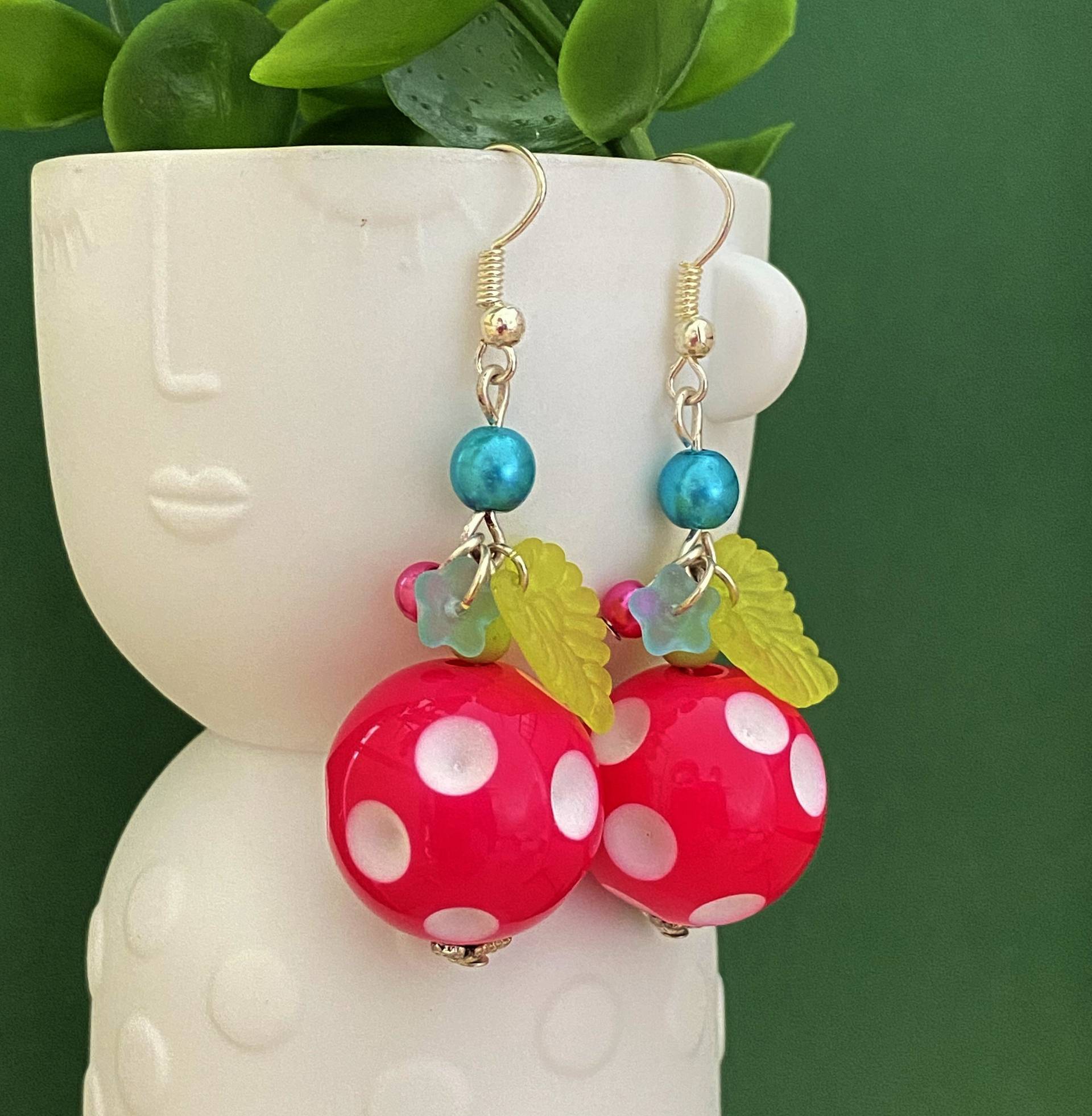 Modeschmuck Ohrringe Fuchsia Perlen Weiße Punkte Modeschmuck Ohrringe Fuchsia Perlen Weiße Punkte von bijouxbymaeva