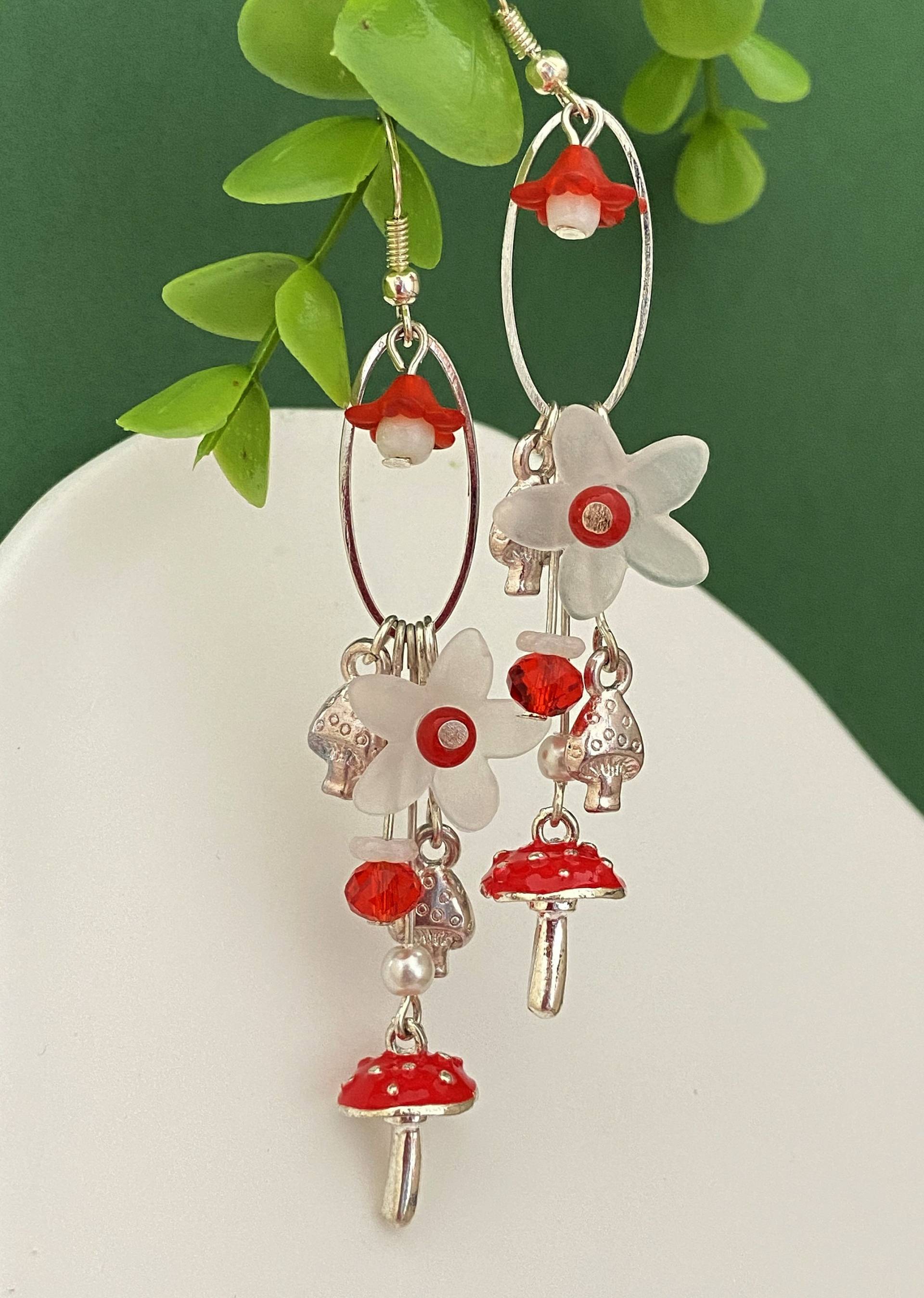 Modeschmuck-Ohrringe Mit Roten Und Weißen Blumen Pilzen Modeschmuck-Ohrringe Mit Roten Und Weißen Blumen Pilzen von bijouxbymaeva