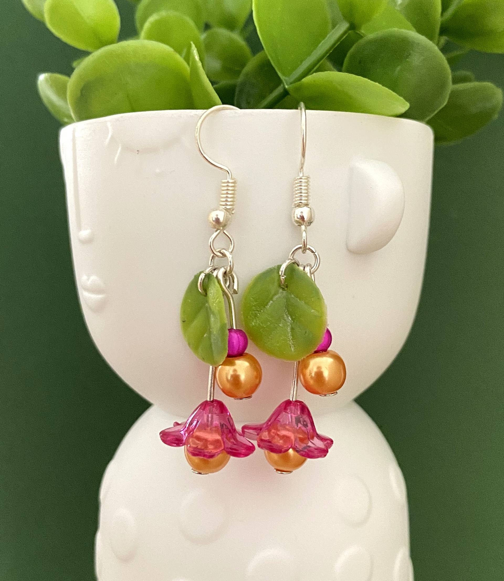 Orangefarbene Und Fuchsiafarbene Perlenohrringe, Grüne Künstliche Blätter, Anpassbarer Designer-Modeschmuck Orangefarbene Und Fuchsiafarbene Perlenohrringe, Grüne Künstliche Blätter, Anpassbarer Designer-Modeschmuck von bijouxbymaeva