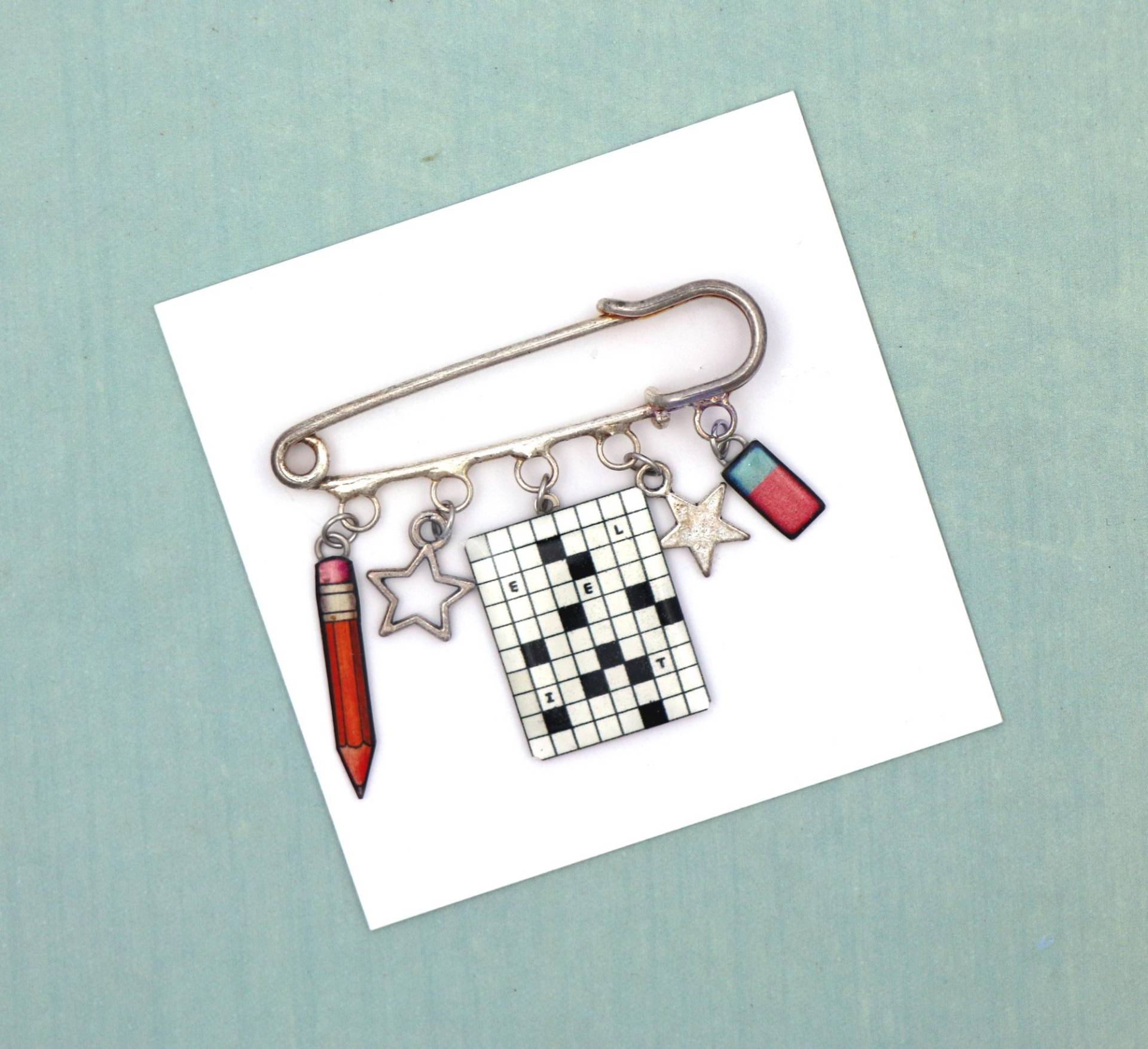 Brosche "Es Lebe Das Kreuzworträtsel" von bijouxlafeecameleon