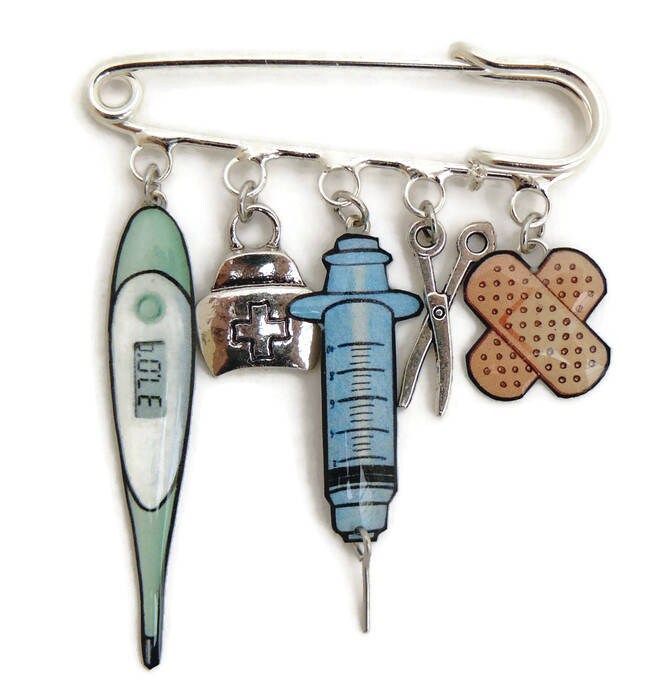 Krankenschwester-Pin-Brosche „Spritze, Verband Und Thermometer" von bijouxlafeecameleon
