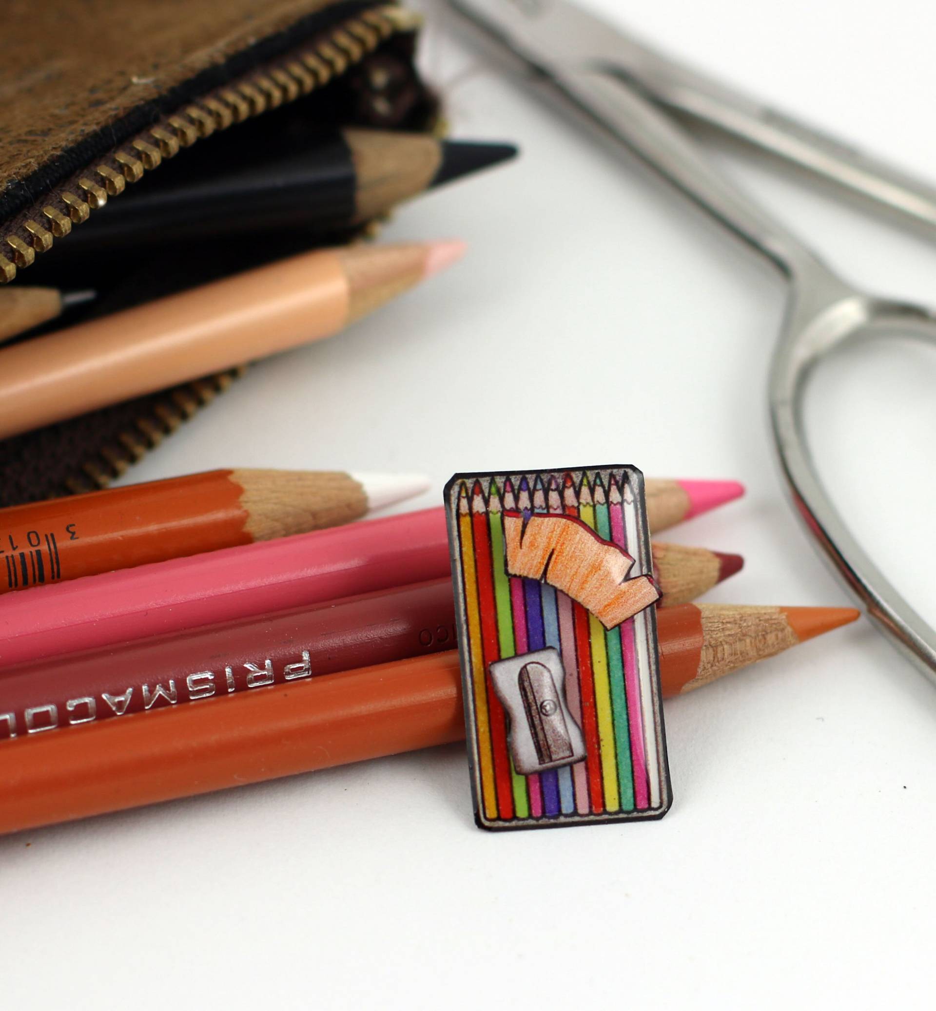 Pin's-Box Mit Buntstiften Für Künstler von bijouxlafeecameleon