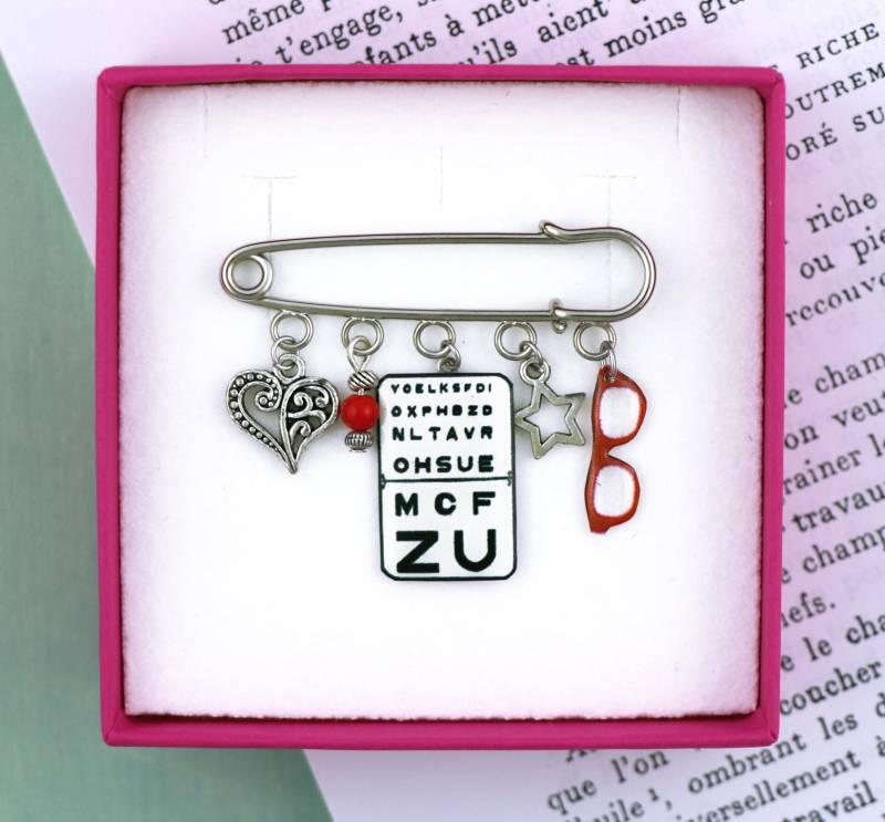 Silberne Anstecknadel, Lesetest, Monoyer-Tafel, Brille, Silbernes Herz, Rote Glasperle von bijouxlafeecameleon