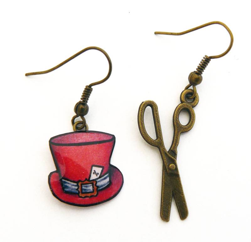 Alice Im Wunderland "Der Hutmacher" Mismatched Ohrringe von bijouxlafeecameleon