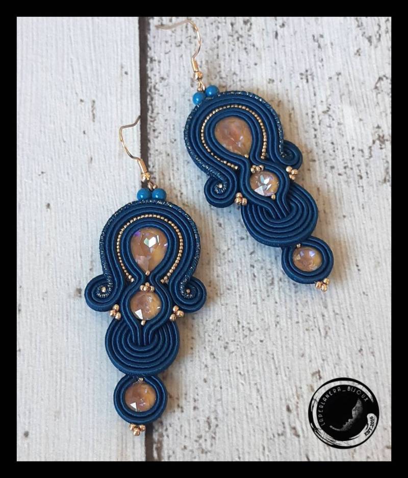 Blaue Und Goldene Soutache-Ohrringe, Handgefertigt Mit Swarovski-Kristallen Goldenen Rocaille-Perlen Blaue Und Goldene Soutache-Ohrringe, Handgefertigt Mit Swarovski-Kristallen Goldenen Rocaille-Perlen von bijouxlaperlanera