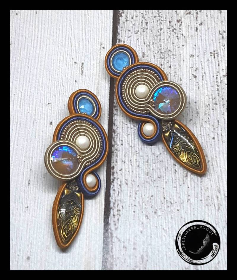 Die Blau Und Orange, Beige Soutache Ohrringe Handgemacht Mit Kristallen Handgefertigten Cabochon Die Blau Und Orange, Beige Soutache Ohrringe Handgemacht Mit Kristallen Handgefertigten Cabochon von bijouxlaperlanera