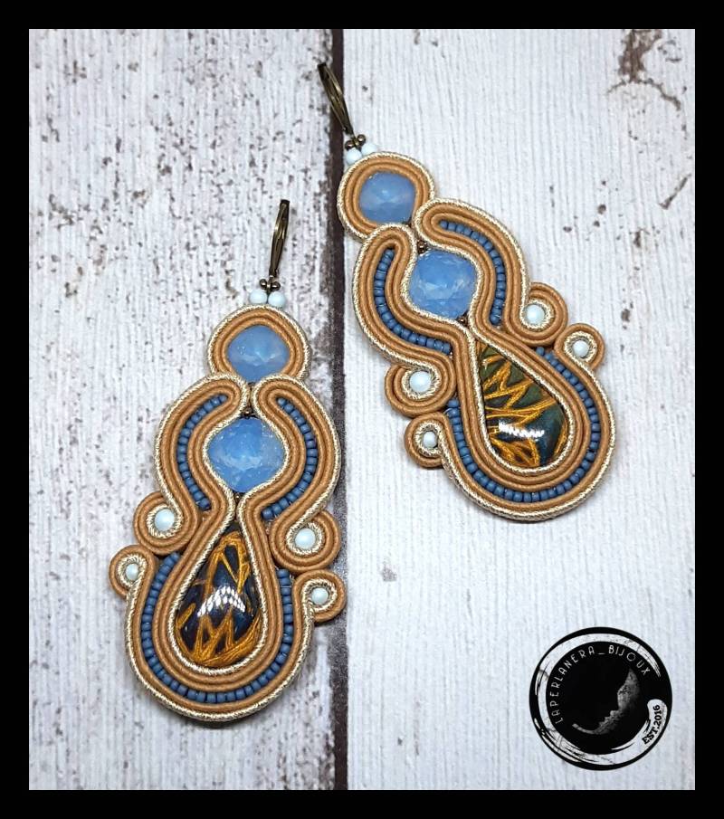 Die Ohrringe Mit Cabochon Harz Elementen Gestaltete Soutache Die Ohrringe Mit Cabochon Harz Elementen Gestaltete Soutache von bijouxlaperlanera