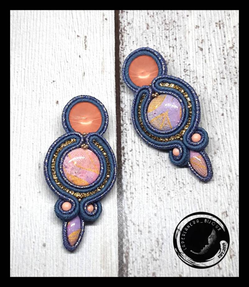 Handgefertigte Ohrringe Aus Fimo Mit Cabochon An Soutache Handgefertigte Ohrringe Aus Fimo Mit Cabochon An Soutache von bijouxlaperlanera