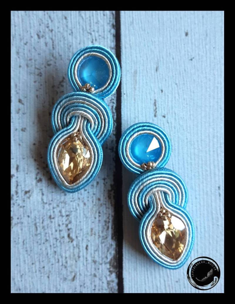 Handgefertigte Ohrringe in Blau Und Beige Soutache Mit Kristallen Perlen Handgefertigte Ohrringe in Blau Und Beige Soutache Mit Kristallen Perlen von bijouxlaperlanera