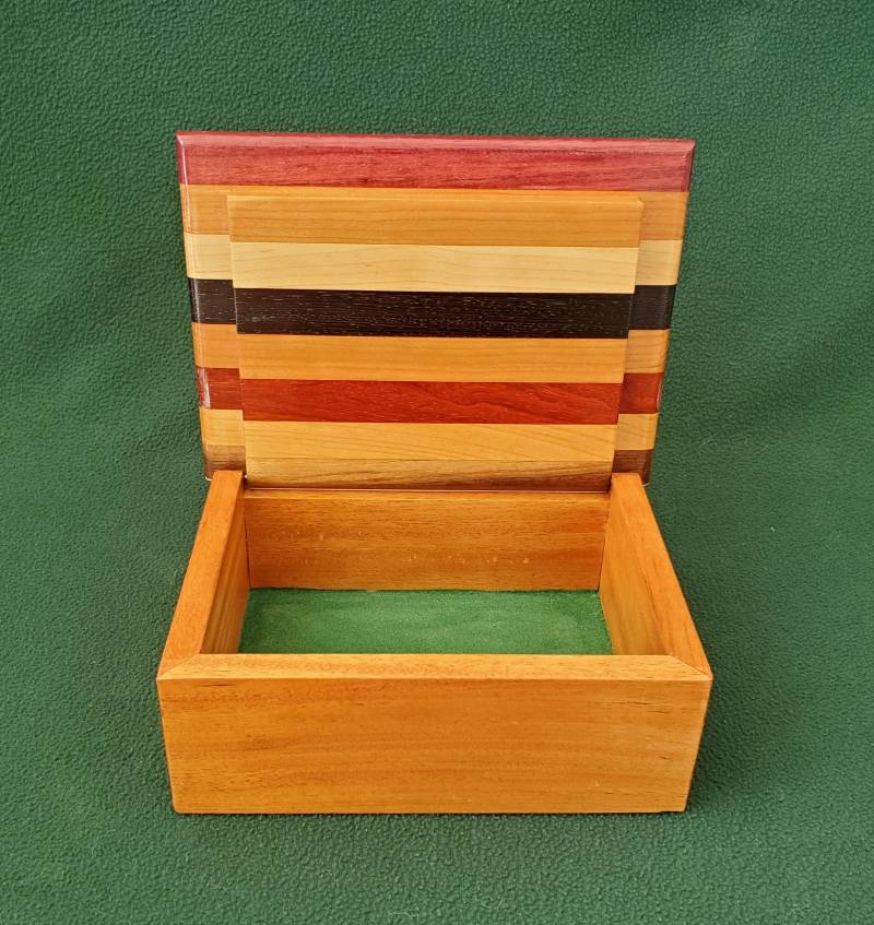 Mahagoni Box Mit Türkis Inlay Und Assorted Striped Wood Top von billsfinewoodwork