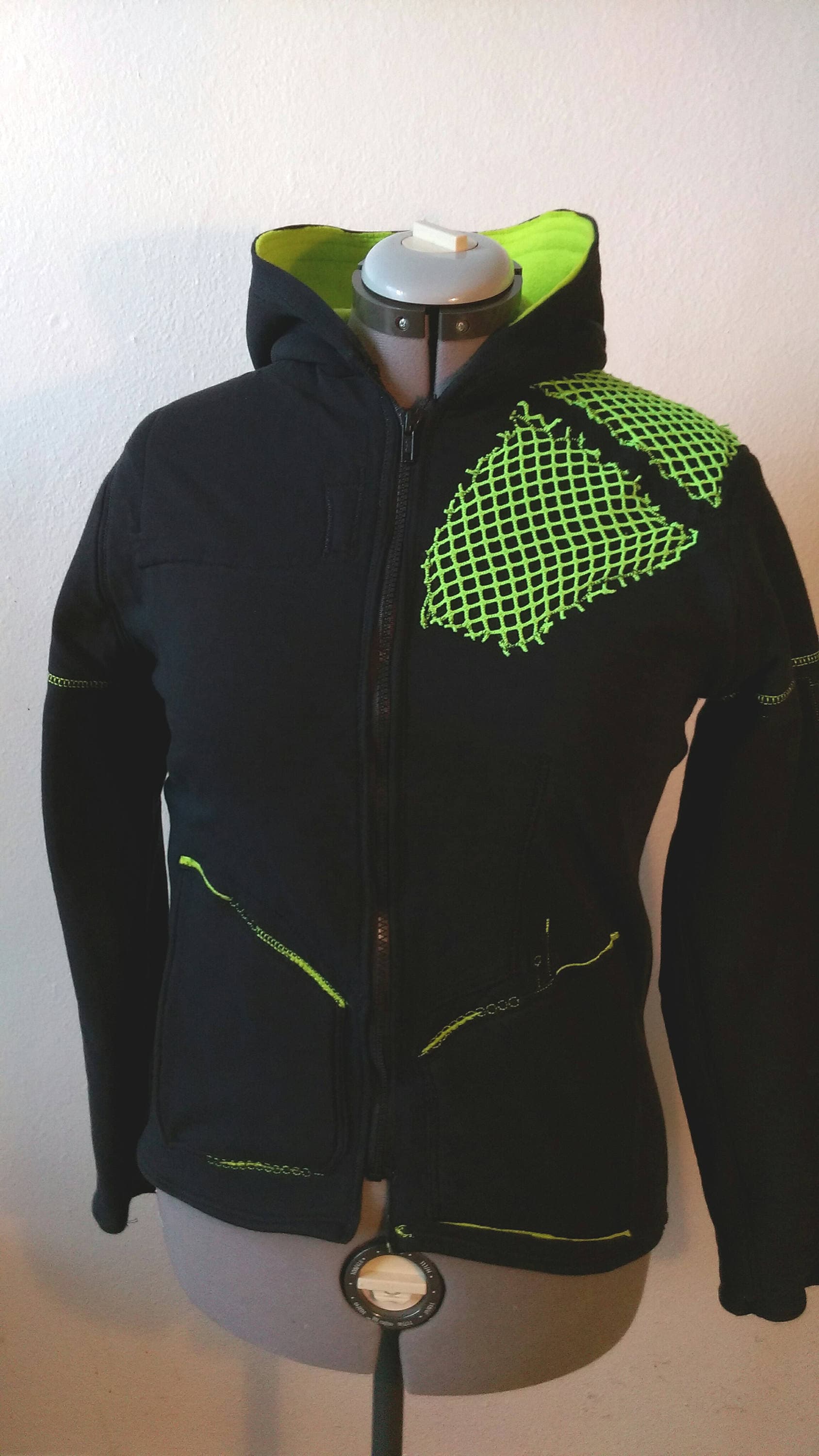 Uv-Empfindlicher Hoodie Schwarzer Strick, Grüner Fleece, Techwear Medium Uv-Empfindlicher Hoodie Schwarzer Strick, Grüner Fleece, Techwear Medium von biotic