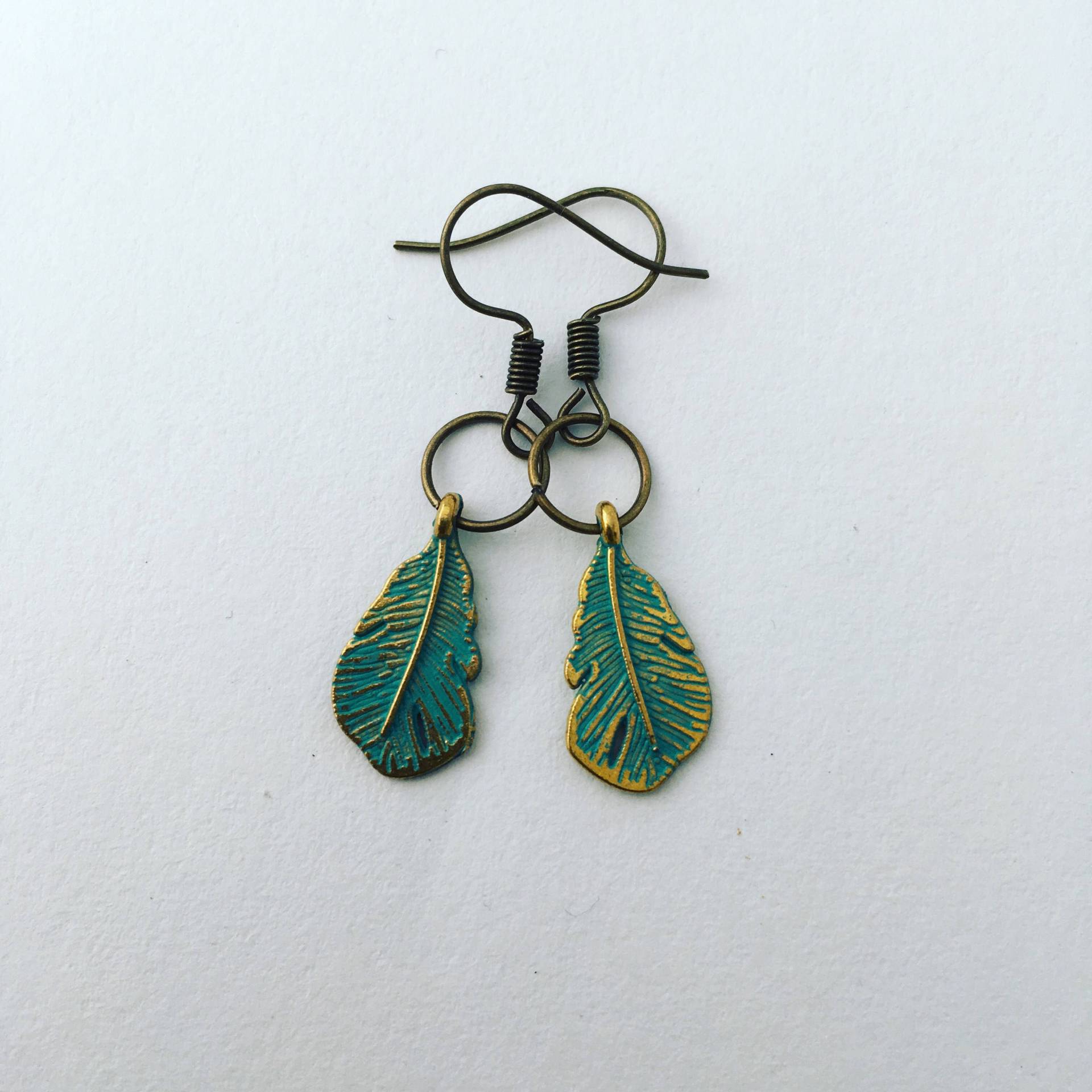 Antike Messing Verdigris Grüne Feder Ohrringe Antike Messing Verdigris Grüne Feder Ohrringe von birdbluedesign
