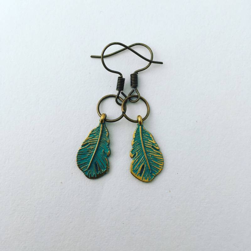 Antike Messing Verdigris Grüne Feder Ohrringe Antike Messing Verdigris Grüne Feder Ohrringe von birdbluedesign