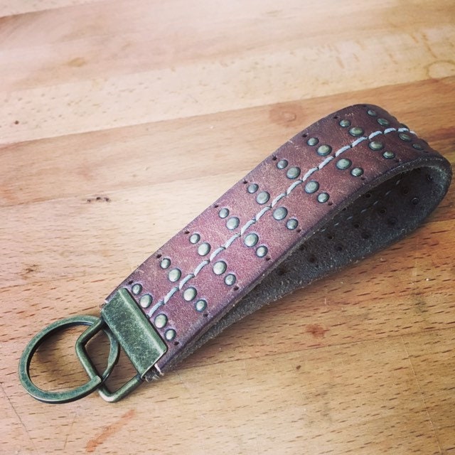 Messing Antik Schlüsselanhänger - Recycling Gürtel von birdbluedesign