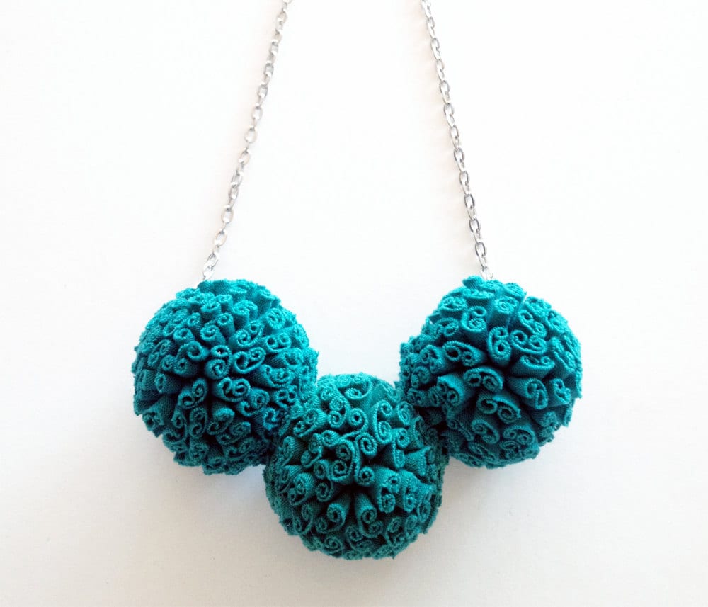 Die Pompom-Halskette - Handgefertigt Aus Smaragdgrünem Stoff Und Edelstahlkette von birdienumnumshop