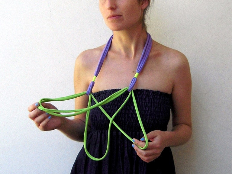 Die Vögelchen-Halskette - Handgefertigt Aus Lindgrünen Und Fliederfarbenen Jerseystoffen Mit Neongelben Strähnen von birdienumnumshop