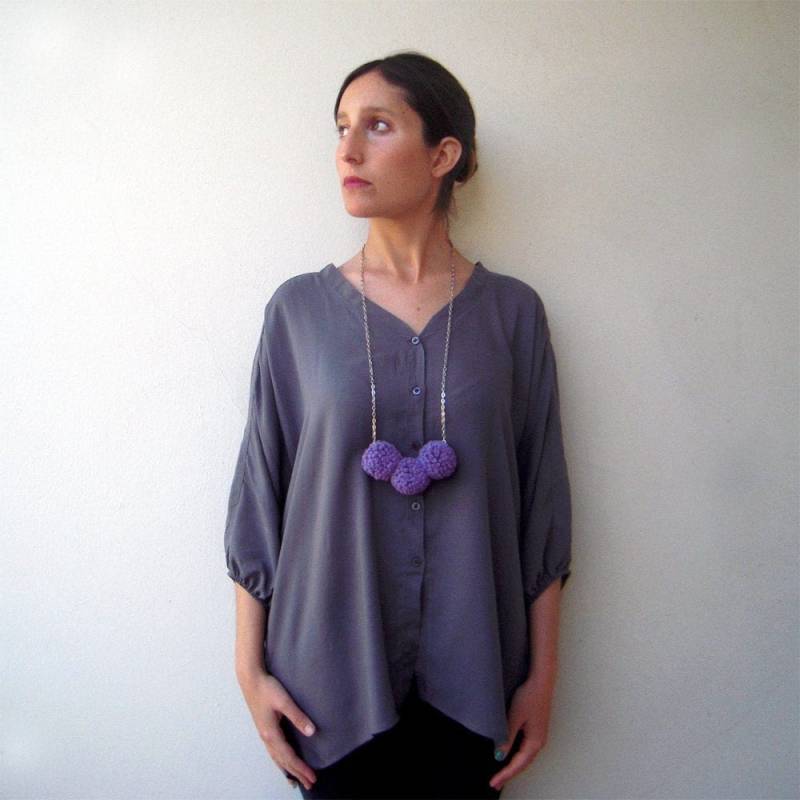 Fliederfarbene Bommel Halskette, Schmuck, Textil Statement Kette, Lange Lavendel Stoffschmuck, Tragbare Kunst Halsschmuck von birdienumnumshop