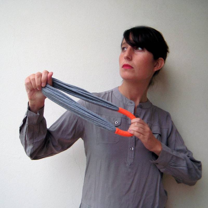 Neon Kette, Statement Geschenk Für Sie, Textil Halskette - Die Flippige Neon-Kette Handgefertigt in Orange Und Grauem Jerseystoff Neon Kette, Statement Geschenk Für Sie, Textil Halskette - Die Flippige Neon-Kette Handgefertigt in Orange Und Grauem Jerseystoff von birdienumnumshop