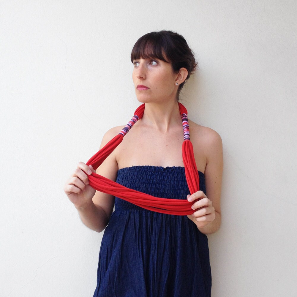 Rote Statement-Stoffkette, Roter Grobstrick Halsreif, Baumwollschal, Lange Fliederkette, Empfindliche Haut Halskette, Perlengraues Halsband von birdienumnumshop